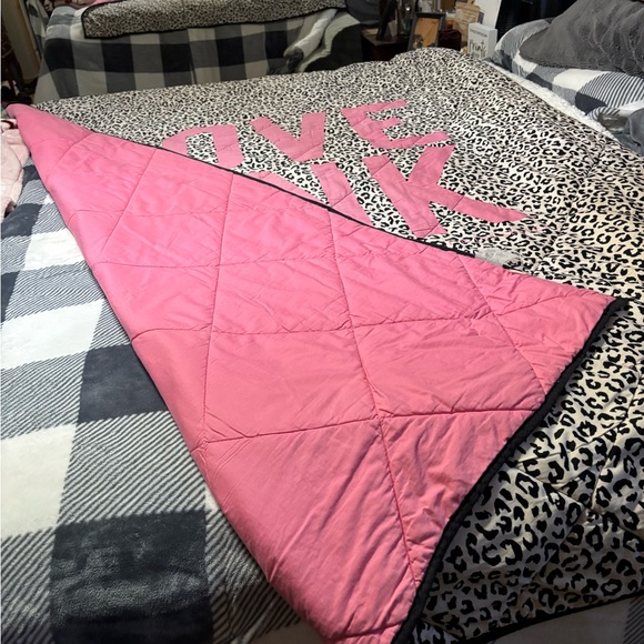 PINK RARE, VINTAGE COMFORTER - Picture 4 of 6